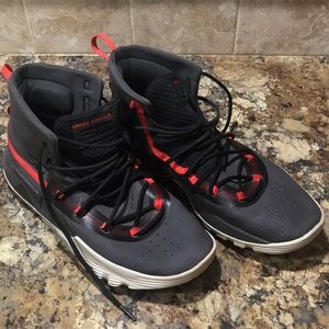 Men’s 8.5 Under Armour Basketball Shoes